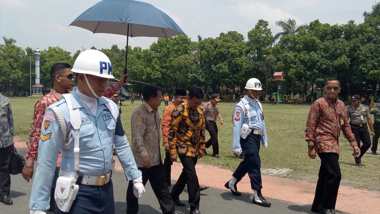 TOLERANSI: Wapres Jusuf Kalla ketika mendarat di Jombang, sebelum menuju ke Universitas Pesantren Tinggi Daarul Ulum (UNIPDU) Peterongan Jombang. (foto: ngopibareng.id)