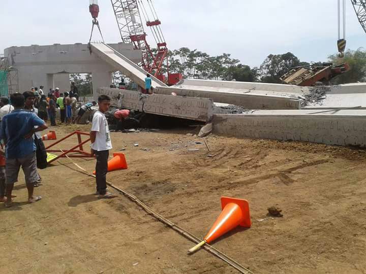 Balok girder Tol Pasuruan-Probolinggo ambruk, Minggu (29/10/2017)