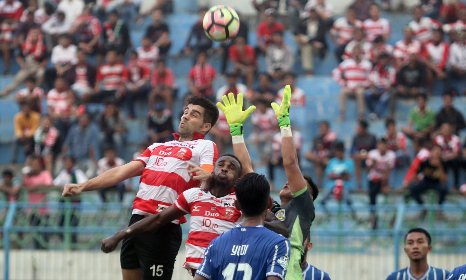 Dua pemain Madura United, Fabiano Baltare dan Greg Nwokolo mencetak gol ke gawang Persiba Balikpapan. 