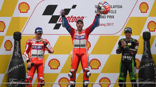 Dovizioso (tengah) saat berpesta dalam kemenangannya di MotoGP Malaysia, pada Minggu 29 Oktober 2017.