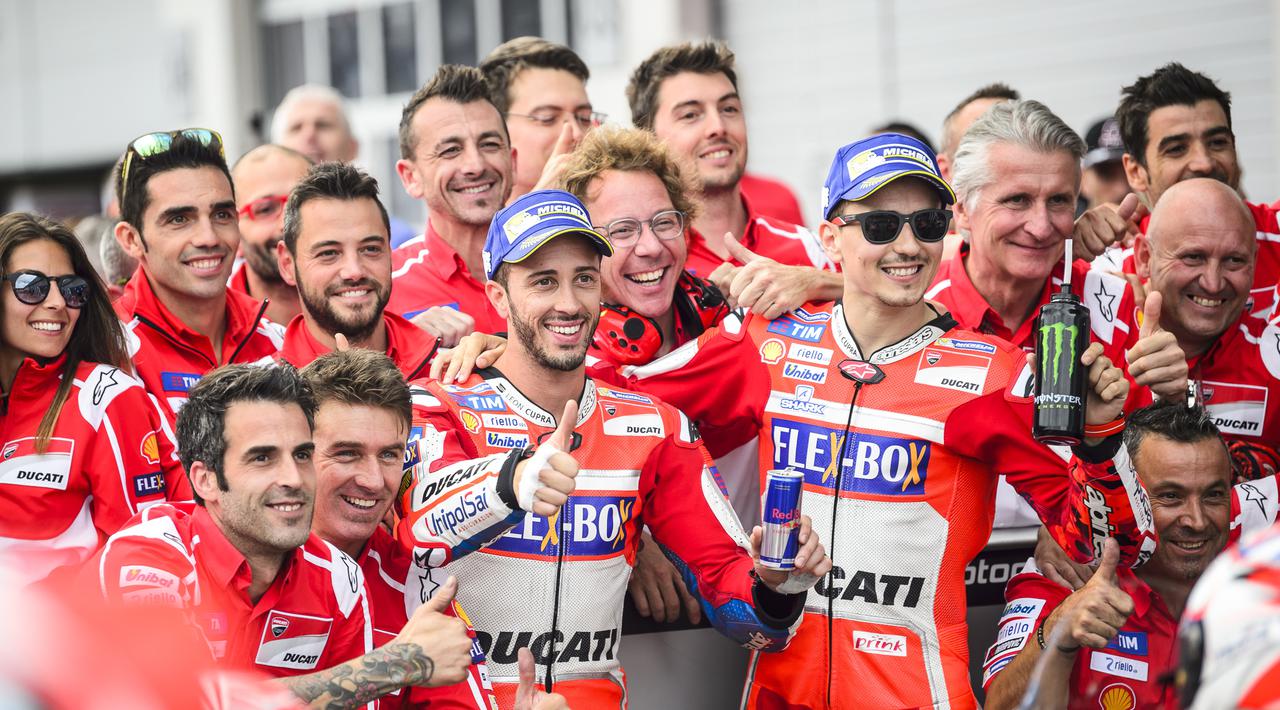 Andrea Dovizioso (kiri) bersama Jorge Lorenzo dan tim Ducati usai balapan MotoGP Malaysia, pada Minggu 29 Oktober 2017. (foto: AFP)