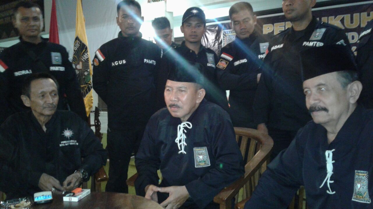Ketua Umum PSHT Moerdjoko (tengah)  bersama Isbianto dan Aliadi Ika saat  usai pengukuhan di Padepokan Agung PSHT Madiun, 