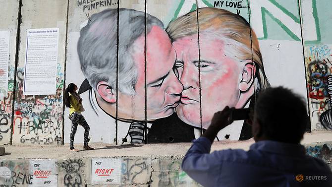 Mural sosok Presiden Amerika Serikat, Donald Trump dan Perdana Menteri Israel, Benjamin Netanyahu sedang berciuman. (Foto: Reuters)