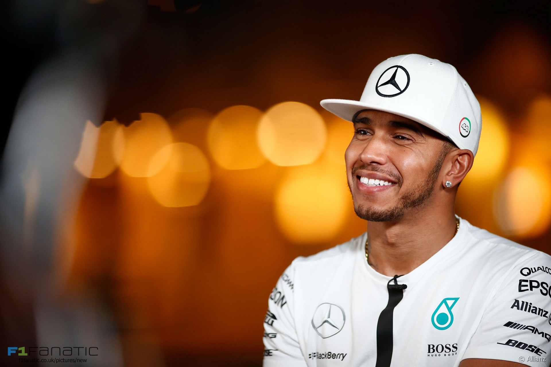 Pembalap Inggris Lewis Hamilton memenangkan gelar dunia keempat Formula One.