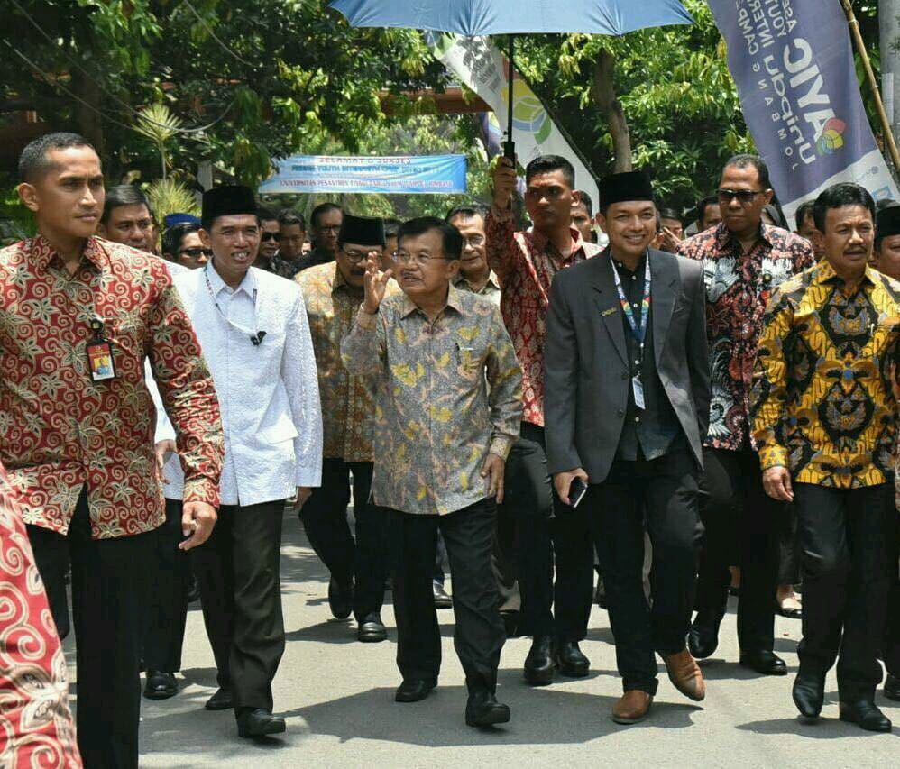 SEMANGAT: Wapres Jusuf Kalla bersama akademisi UNIPDU Jombang. Tampak, H Zahrul Azhar (Gus Hans) berjas mendampingi. (foto: ist)