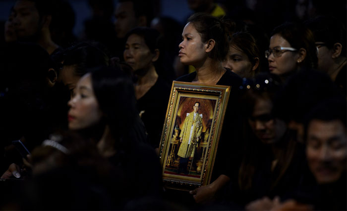  	Pelayat mendoakan mendiang Raja Thailand Bhumibol Adulyadej saat prosesi pemindahan relik dan abunya dari Istana Agung ke sebuah kuil di Bangkok, 29 Oktober 2017. Setahun setelah masa berkabung, prosesi pemakaman mendiang Raja Bhumibol Adulyadey diakhiri dengan ritual keagamaan. (foto: ye aung thu/afp) 