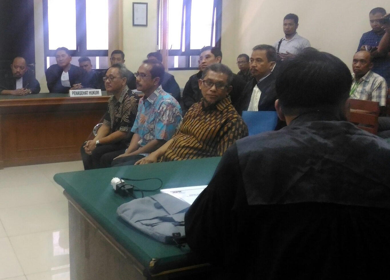 Mantan Ketua Komisi B DPRD Jatim, M. Basuki menjalani sidang bersama dua terdakwa lain dalam kasus dugaan suap di Pengadilan Tipikor, Surabaya, Senin (30/10). foto:ngopibareng.id/tom