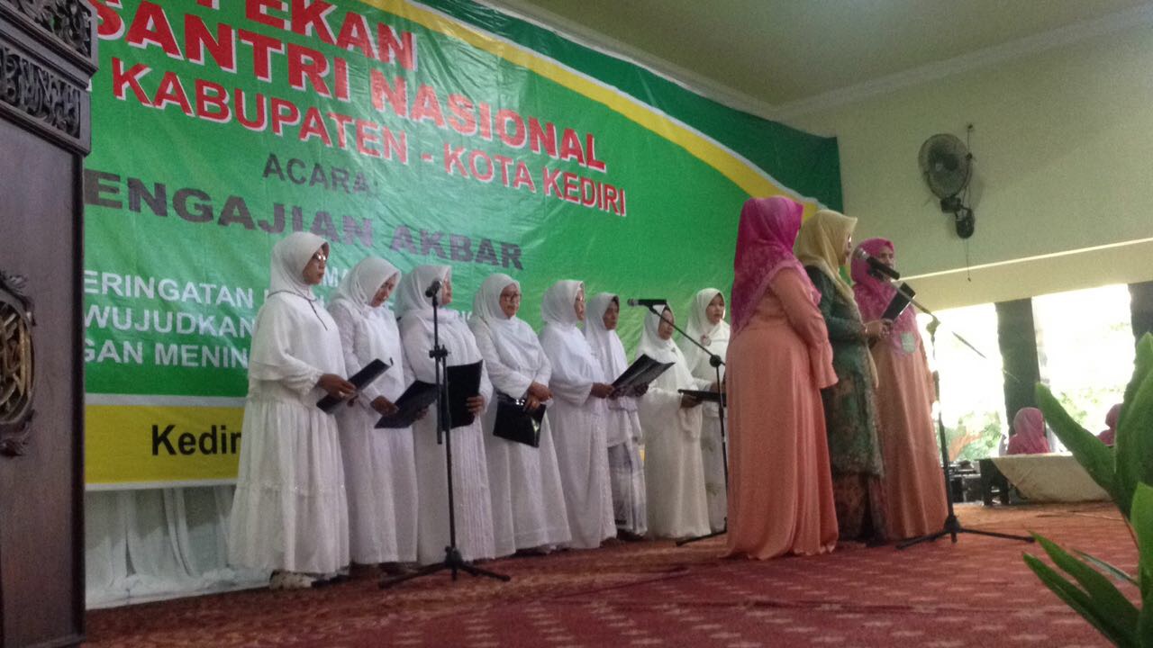 Para Bu Nyai pengasuh Pesantren membacakan ikrar dukungan bagi Cagub dan Cawagub Saifullah Yusuf-Abdullah Azwar Anas di Pesantren Al Amin, Kediri (30/10/2017).