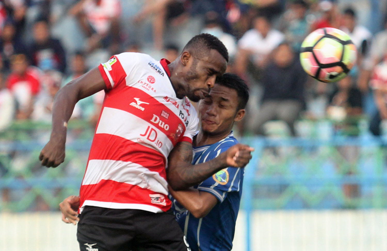 Penyerang andalan Madura United, Greg Nwokolo saat berduel dengan pemain Persiba Balikpapan. foto:ngopibareng.id/tom