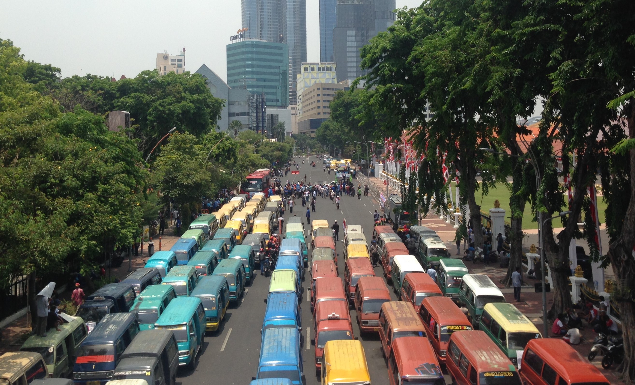 Kondisi lalu lintas di Jalan Gubernur Suryo Surabaya, Selasa, 31 Oktober 2017. (Foto: frd)