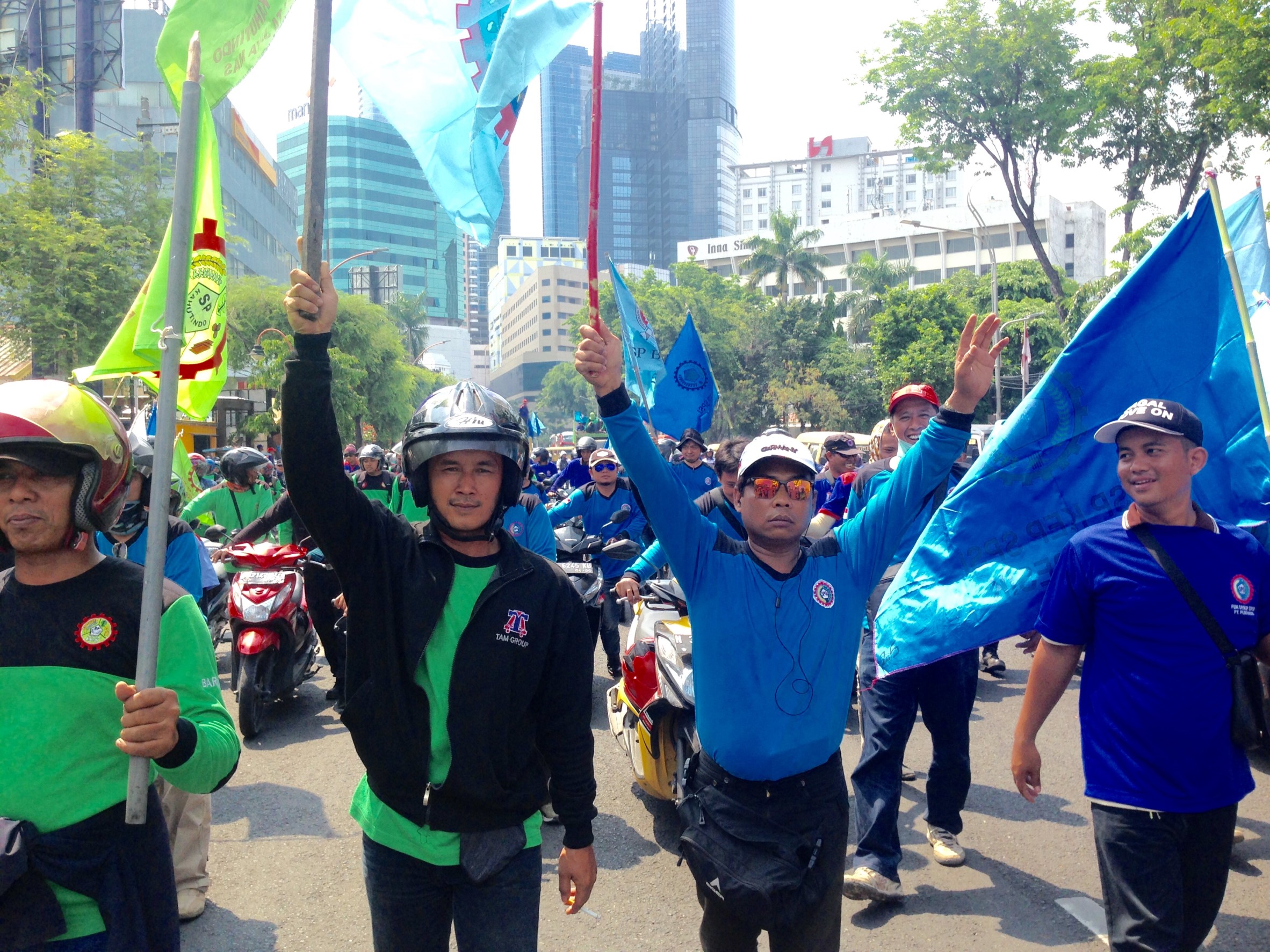 Massa buruh berdatangan ke Depan Gedung Grahadi, Selasa, 31 Oktober 2017. (Foto: frd)