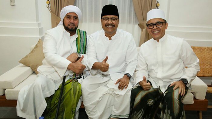 Gus Ipul dan Azwar Anas bersama Habib Syech di Banyuwangi. 