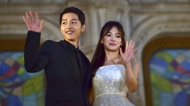 Song Joong Ki dan Song Hye Kyo telah sah jadi suami istri. (foto: AFP)