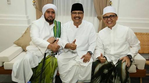 Habib Syech bersama Cagub dan Cawagub Jatim Gus Ipul dan Anas 