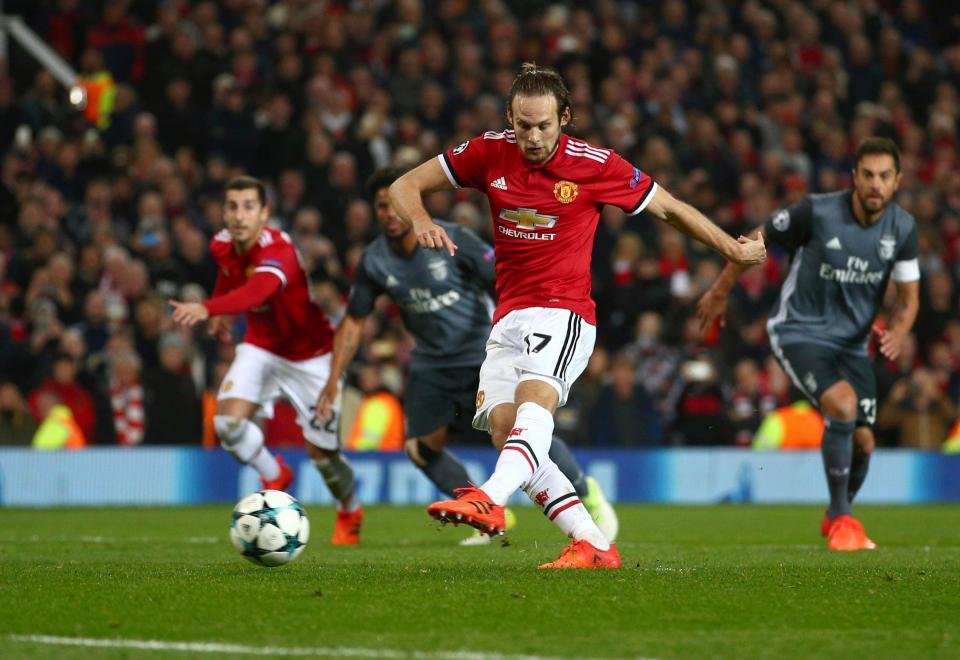 Pemain Manchester United Daley Blind mengesekusi tendangan penalti dalam laga melawan Benfica, dinihari tadi. 