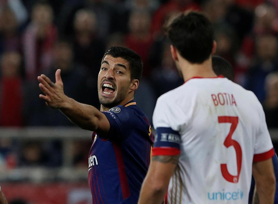 Pemain Barcelona Luis Suarez saat ditahan imbang Olympiakos 0-0 dalam lanjutan Liga Champions, dinihari tadi.  