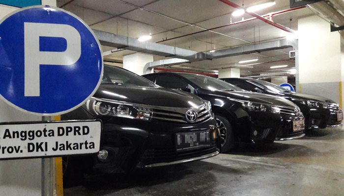 Mobil anggota DPRD DKI Jakarta terparkir di garasi gedung DPRD DKI.