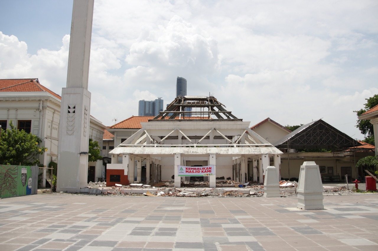 Majid Assakinah di komplek Balai Pemuda Surabaya, dibongkar untuk pembangunan gedung DPRD delapan lantai. (foto: farid)