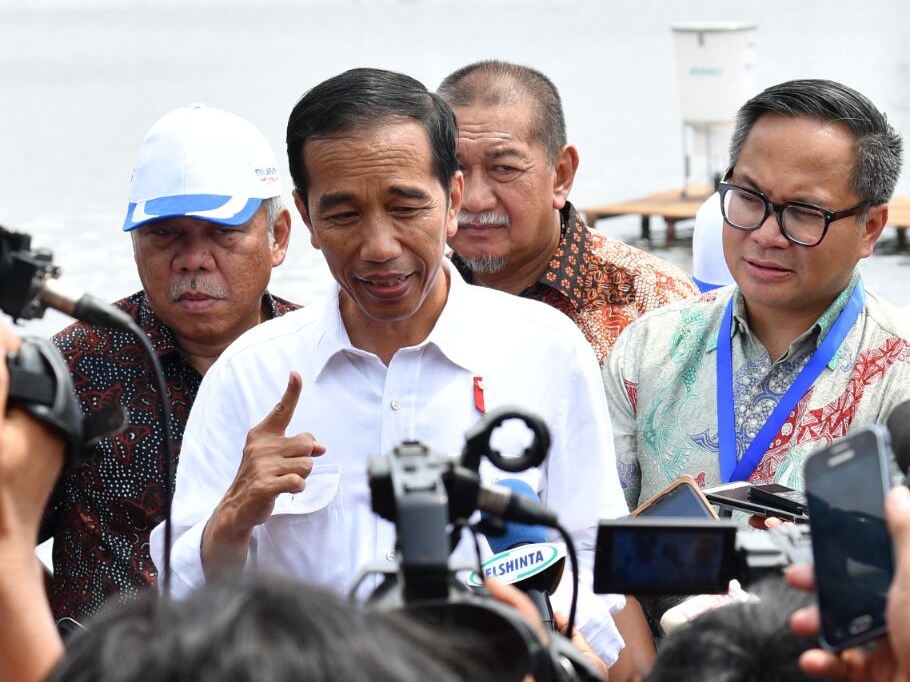 Presiden di Muara Gembong, Kabupaten Bekasi, Provinsi Jawa Barat pada Rabu 1 November 2017, menegaskan tidak pernah mengeluarkan ijin reklamasi di kawasan Teluk Jakarta. (Foto Biro Pers/Setpres) 