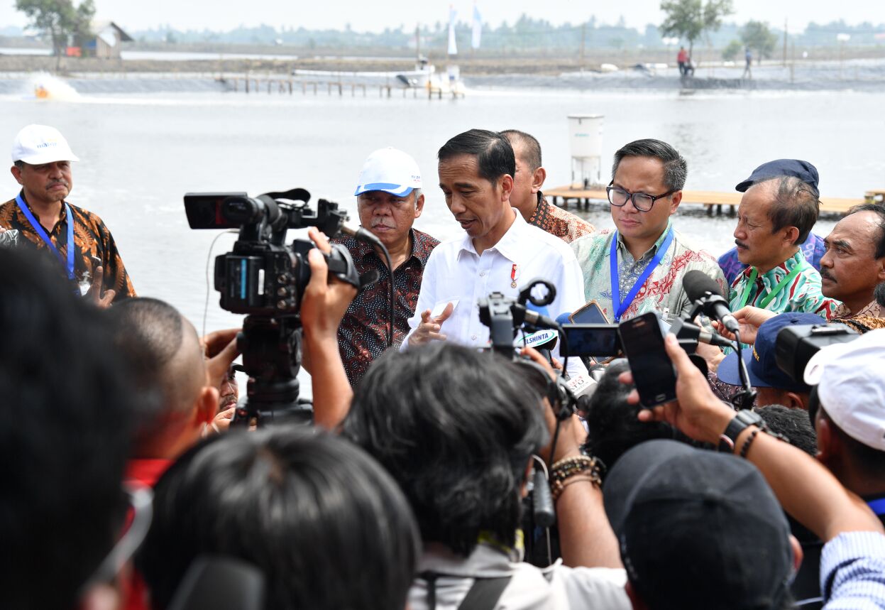 Presiden memberi keterangan kepada jurnalis di Muara Gembong, Kabupaten Bekasi, Provinsi Jawa Barat pada Rabu 1 November 2017. (Foto: Biro Pers/Setpres) 