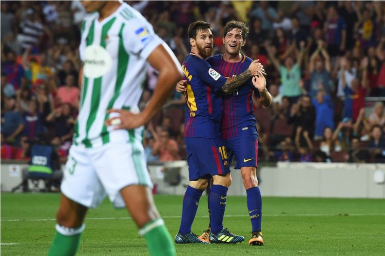 Lionel Messi (kiri) dan Sergi Roberto merayakan gol Barcelona ke gawang Real Betis dalam partai Divisi Primera La Liga, kasta pertama Liga Spanyol, di Stadion Camp Nou, 20 Agustus 2017.(Foto:AFP)