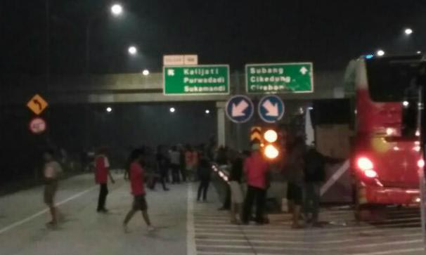 Suasana di tol saat rombongan bus Jakmania mendapat serangan batu, tadi malam. foto:istimewa 
