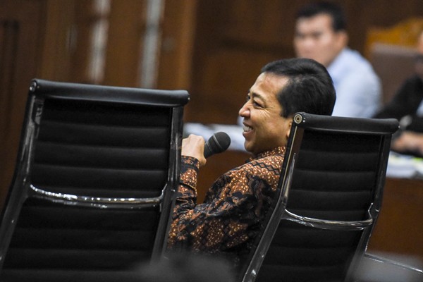 Ketua DPR Setya Novanto bersaksi dalam sidang kasus korupsi KTP elektronik (KTP-el) dengan terdakwa Andi Agustinus alias Andi Narogong di Pengadilan Tipikor Jakarta, Jumat (3/11/2017). Sidang tersebut beragenda mendengarkan sejumlah keterangan saksi yang dihadirkan Jaksa Penuntut Umum KPK salah satunya Ketua DPR Setya Novanto. (ANTARA FOTO/Hafidz Mubarak A/foc/17.)