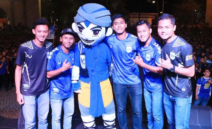 Suporter PSIS dengan maskotnya Mahesa Jenar, siap ke Cikarang. (foto:tribunjateng)
