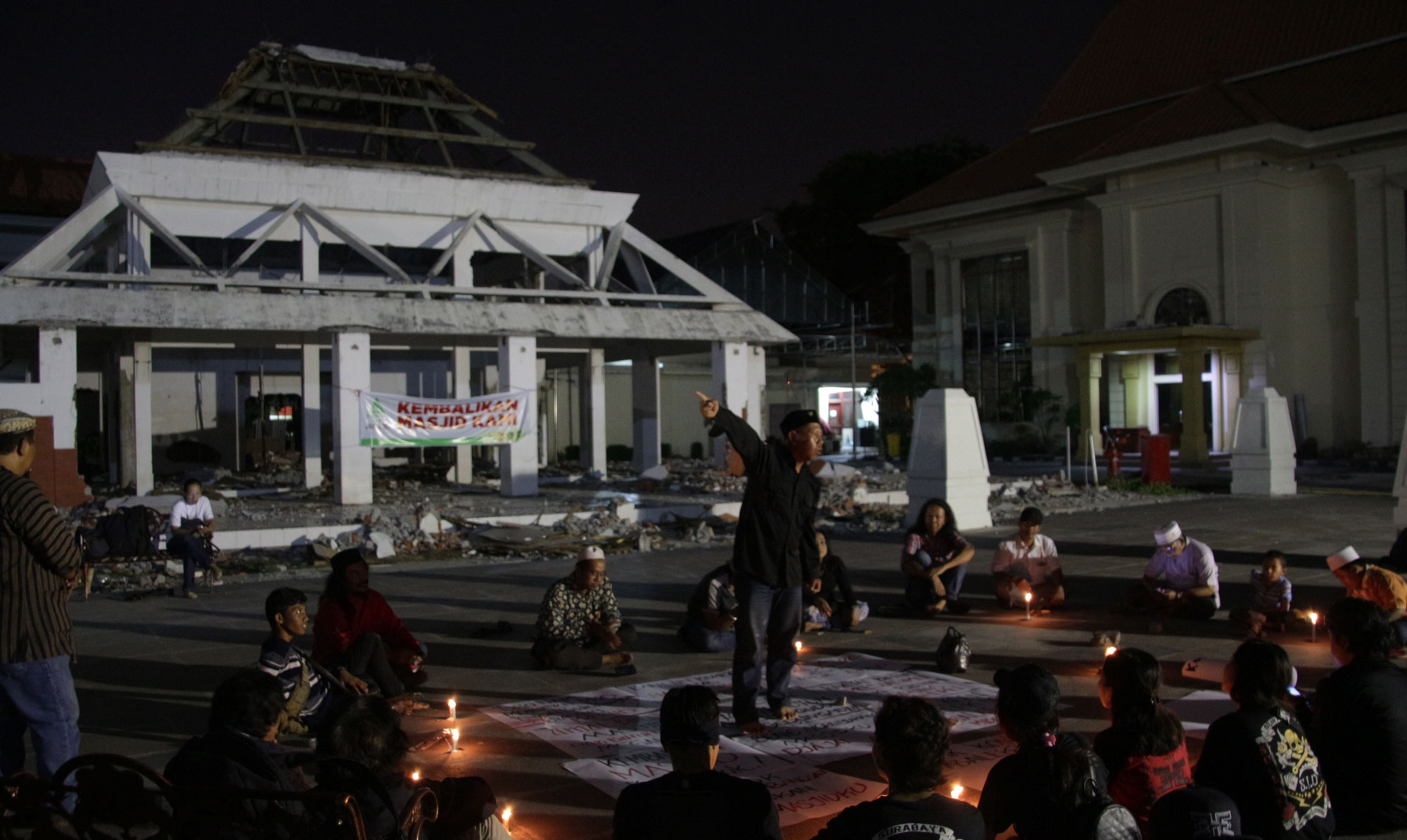 Doa dan tahlil bersama di depan puing masjid Assakinah, Kamis malam. (foto: farid)