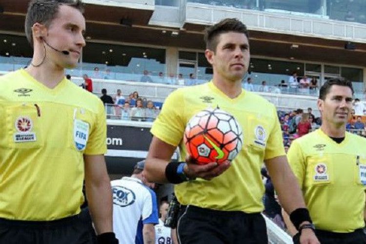 Wasit Australia Shaun Evans yang memimpin laga Persija vs Persib menuai banyak hujatan di media sosial. 
