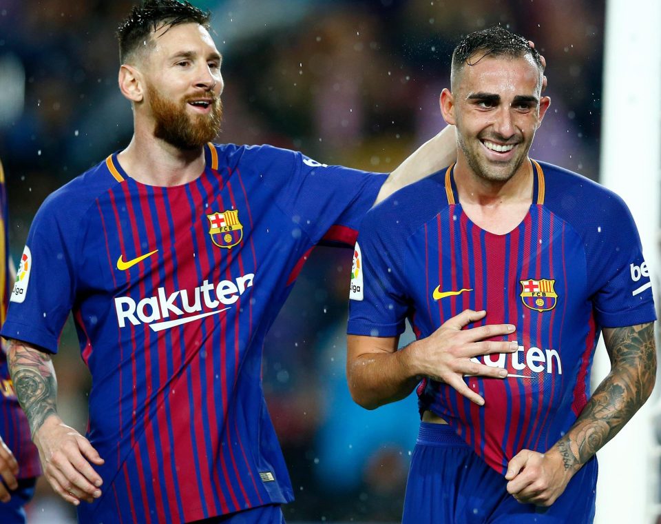 Bintang Barcelona memberikan selamat kepada PabloAlcacer yang mencetak dua gol ke gawang Sevilla, dini hari tadi. foto:ngopibareng.id