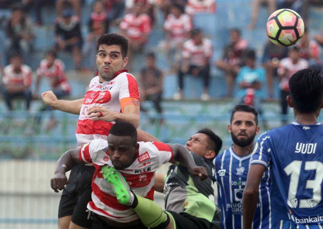 Dua pemain Madura United, Fabiano Baltare dan Greg Nwokolo saat berjibaku di Liga 1. foto;ngopibareng/tom