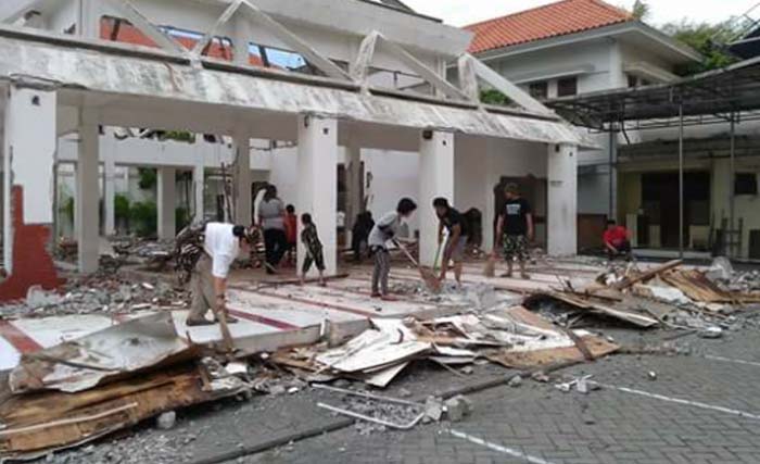 Bersih-bersih Masjid Assakinah hari Minggu 5 November pagi. Setelahdibersihkan masyarakat akan memfungsikannya lagi. (foto:wan willy)