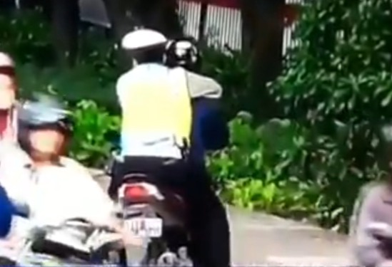 Potongan video polisi peluk pengendara motor dari belakang