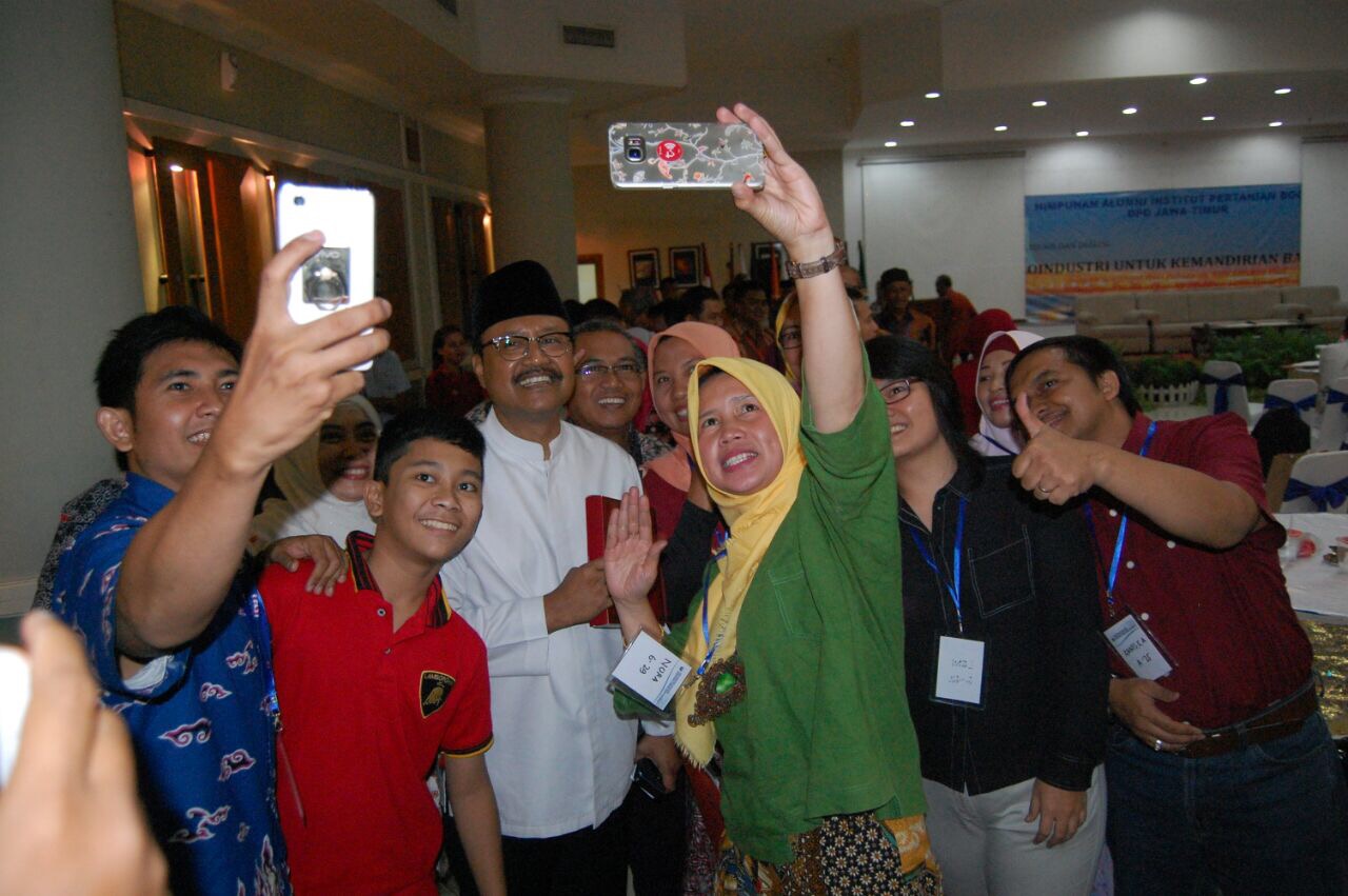 Wagub Jatim Saifullah Yusuf (Gus Ipul) wefie bersama para alumni ITB, Minggu (5/11)