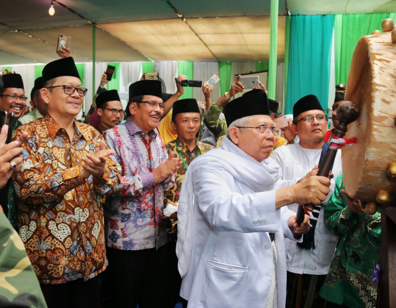 PRA-MUNAS: Kiai Ma'ruf Amin menabuh bedug dibukanya pra Munas-Konbes NU 2017 di Lampung, disaksikan Menteri Agraria dan Tata Ruang Indonesia Sofyan A Jalil. (foto: ngopibareng.id)