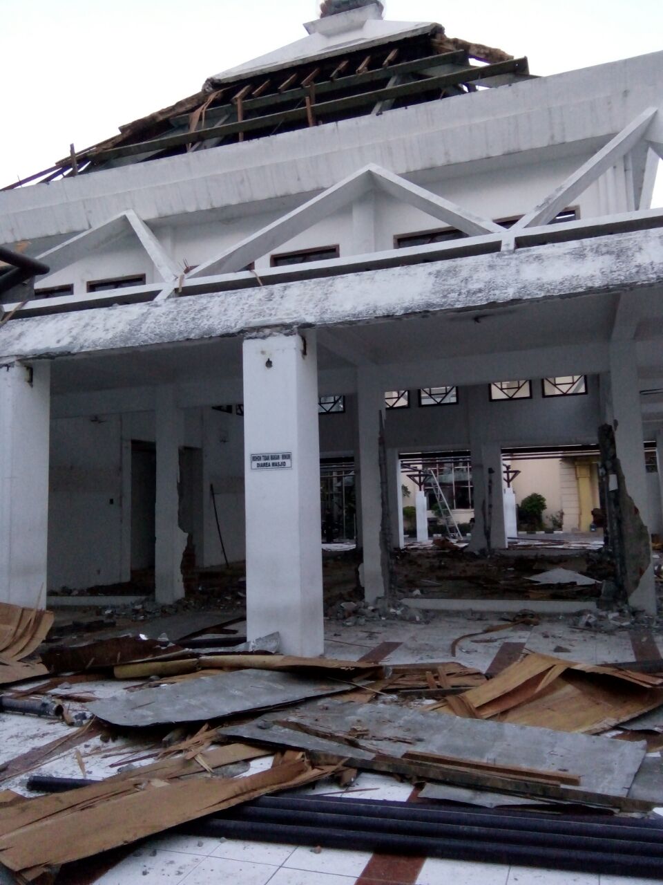 Masjid Assakinah di komplek Balai Pemuda Surabaya. Dirobohkan untuk  proyek Gedung DPRD Surabaya. (foto: yit)