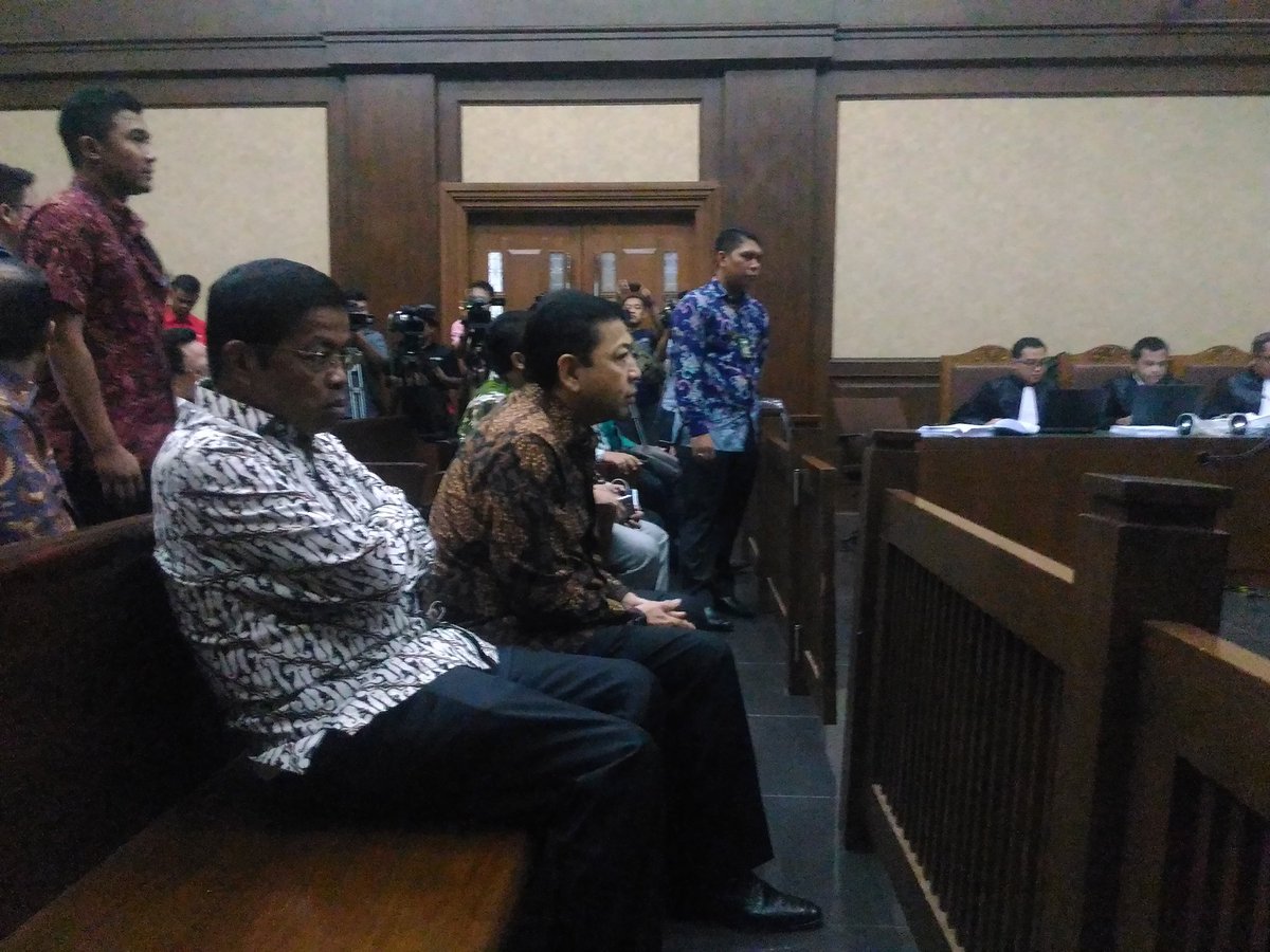 Sekjen Golkar Idrus Marham, dan Setya Novanto. (Foto: viva)