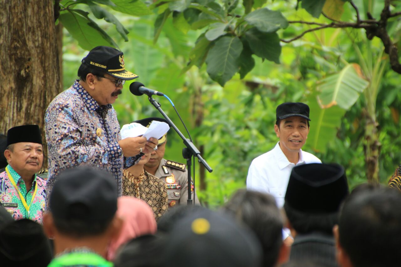 Gubernur Jatim, Soekarwo saat penyerahan Serifikat Izin Pengelolaan Hutan di Desa Wungu, Kab. Madiun.