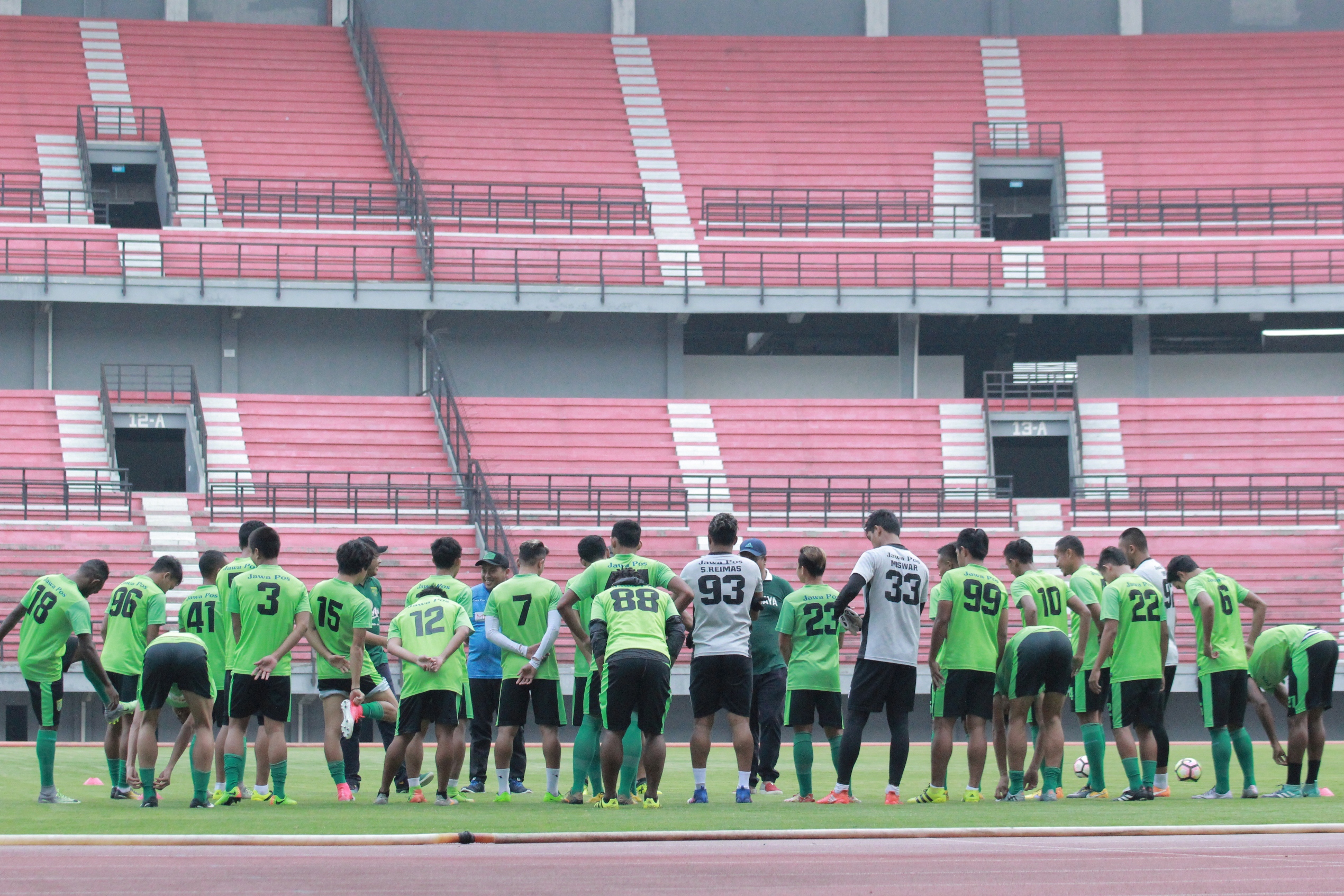 Para pemain Persebaya Surabaya saat hendak jalani latihan bersama, di stadion Gelora Bung Tomo.