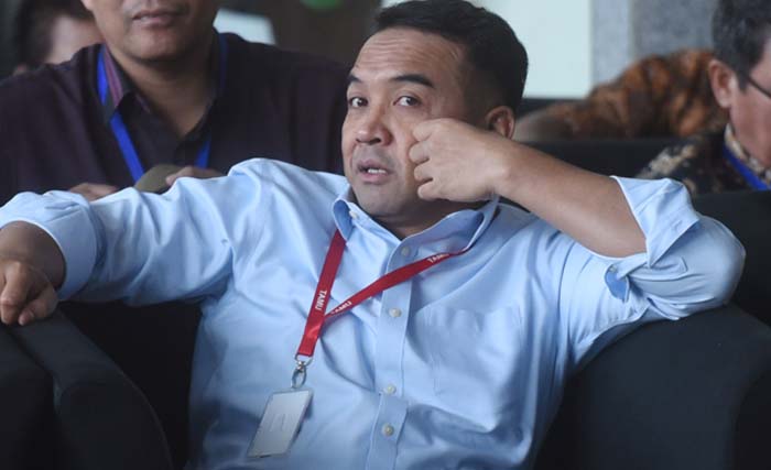 Ketua Komisi VI DPR Teguh Juwarno (tengah) duduk di ruang tunggu sesaat akan diperiksa penyidik di Gedung KPK, Jakarta, Selasa (7/11). Teguh diperiksa terkait kasus dugaan korupsi KTP Elektronik. (foto: antara)