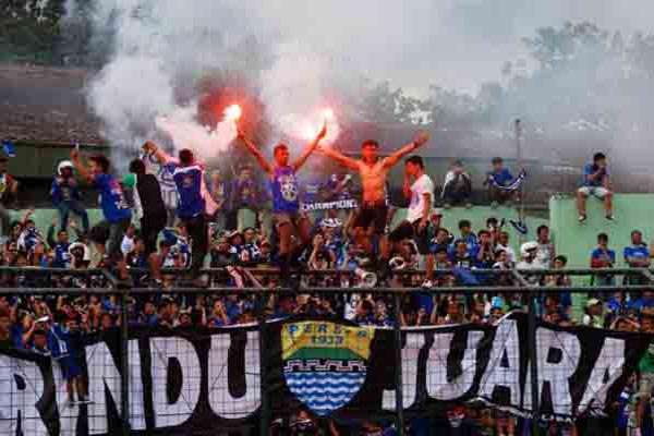 Pendukung Persib mengamuk lagi di Stadion Mukti Wibawa, tadi malam. foto:antara