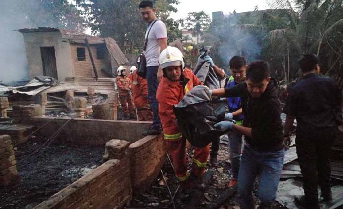 Satu jenazah WNI diangkat dari puing-puing bekas kebakaran yang terjadi Selasa 7 November malam di  Kampung Sungai Gelugor, Taman Petani Jaya, Sungai Petani, Kedah, Malaysia. (foto:new straits times)