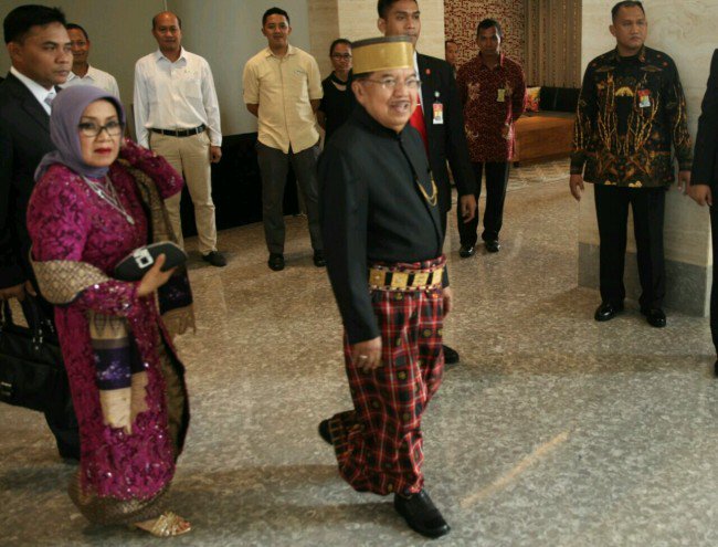 Wakil Presiden Jusuf Kalla (JK), mengenakan pakaian adat Bugis dalam pernikahan Putri Jokowi. (Foto: Istimewa)