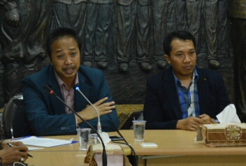 Raktor Universitas Dr Soetomo Bachrul Amiq (kiri) bersama Sekretaris Asprov PSSI Jatim Amir. (foto: hrs/ngopibareng)