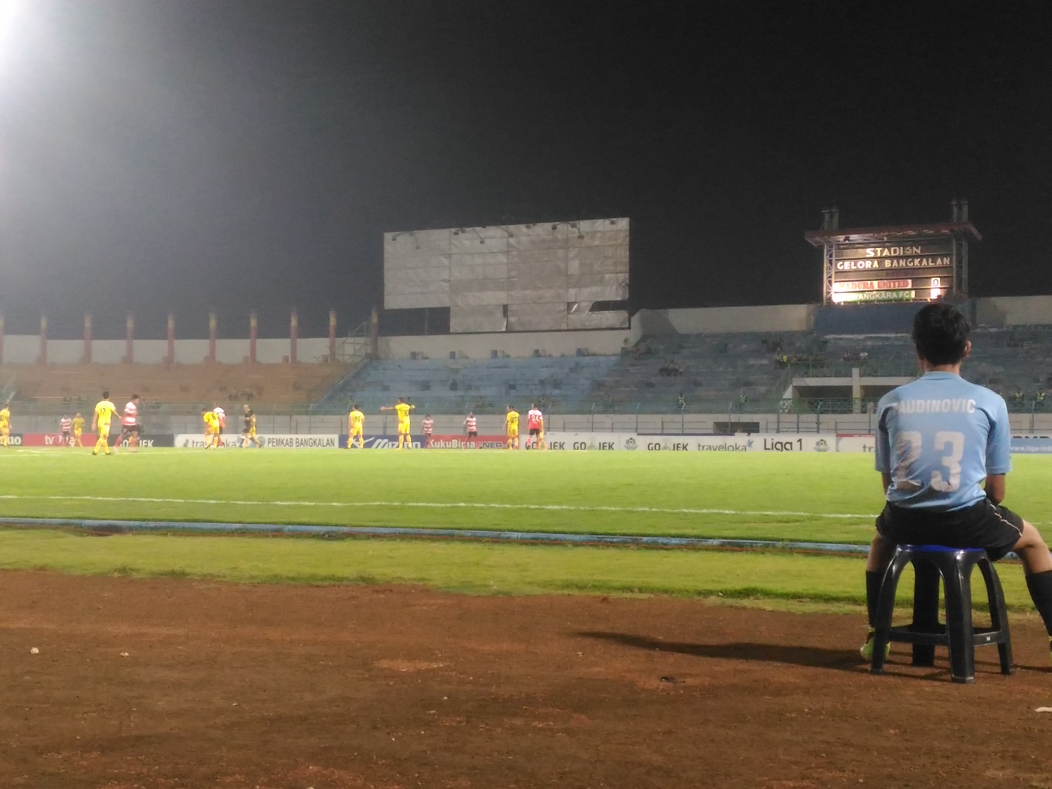 Kondisi Stadion Bangkalan sepi tanpa penonton namun tegang di lorong ruang ganti.