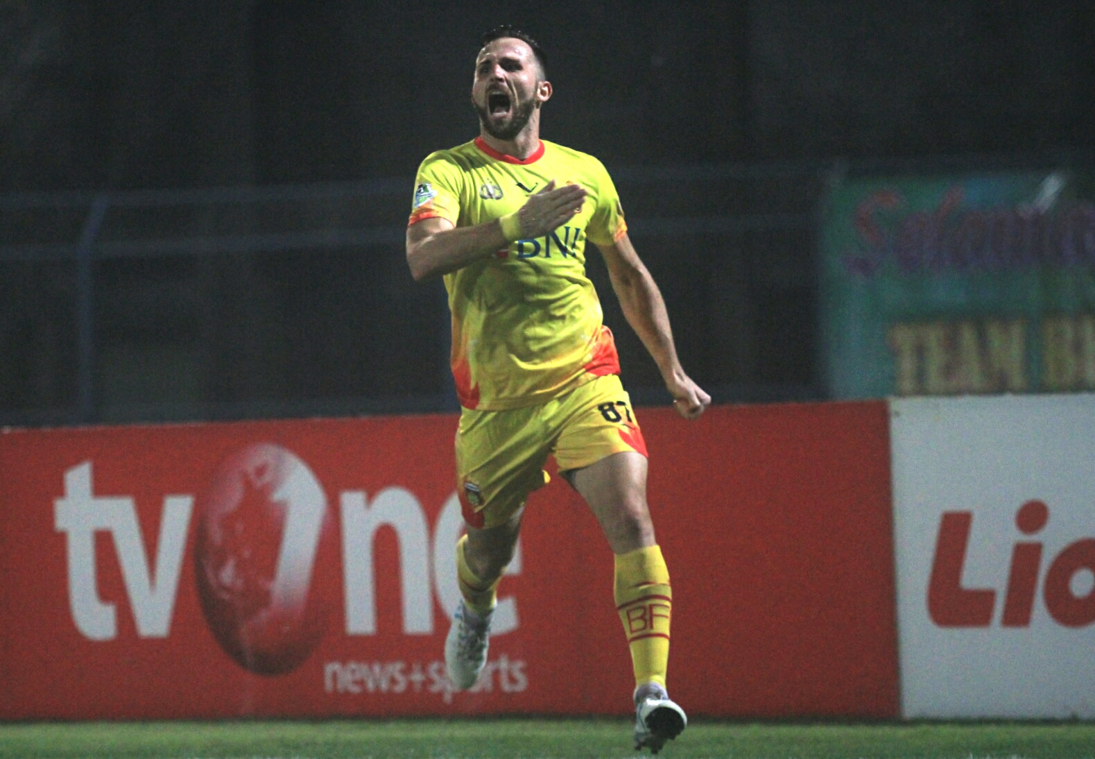 Spaso  usai mencetak gol ketiga ke gawang Madura United, tadi malam.foto:ngopibareng.id/tom