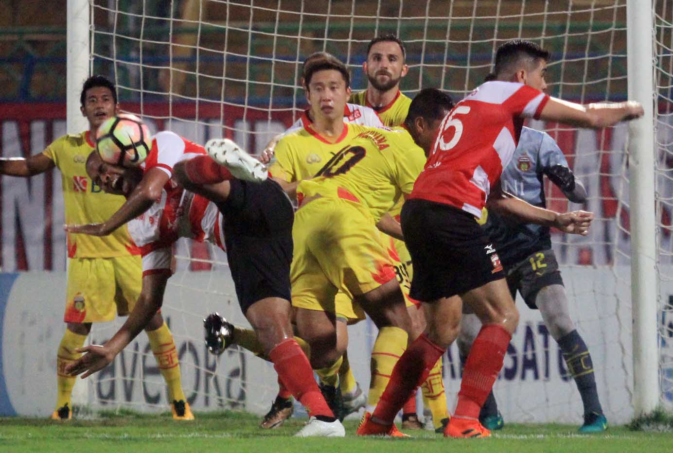 Duel antara pemain , Madura United melawan Bhayangkara FC di Stadion Gelora Bangkalan, tadi malam. foto:ngopibareng.id/tom 