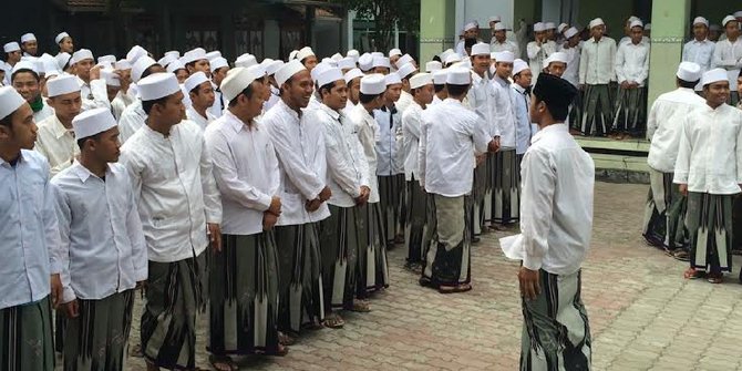 SANTRI KEKINIAN: Kaum muda sebagai generasi milenial. (foto: ngopibareng.id)