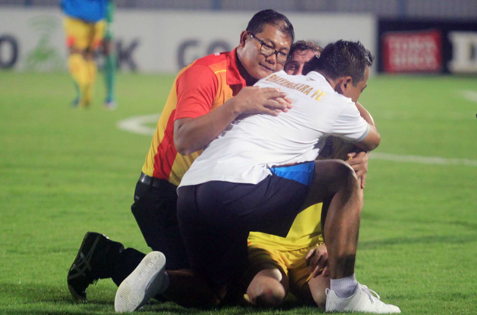 Manajer Bhayangkara FC, AKBP Sumardji memeluk pemain usai mengalahkan Madura United, di Stadion Gelora Bangkalan, tadi malam. foto;ngopibareng.id/tom